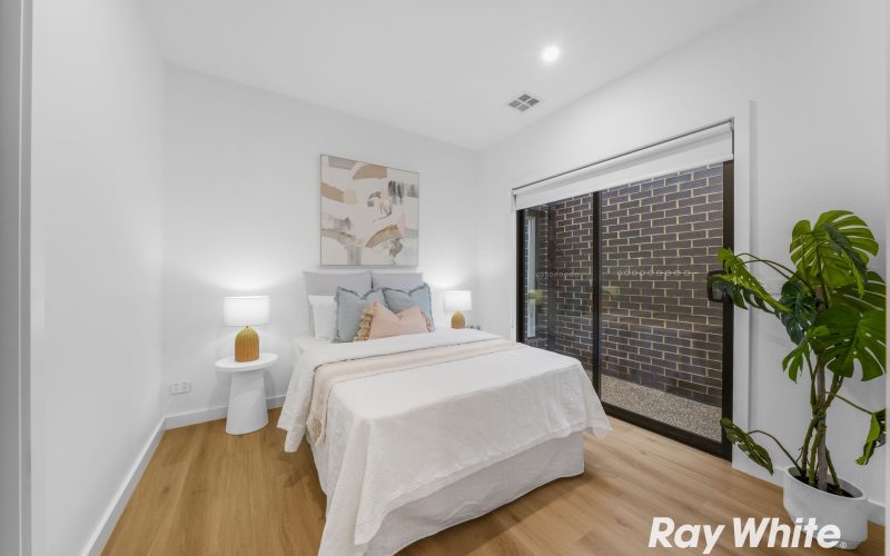 Beautifully Finished Family Living, a Walk from School and Childcare