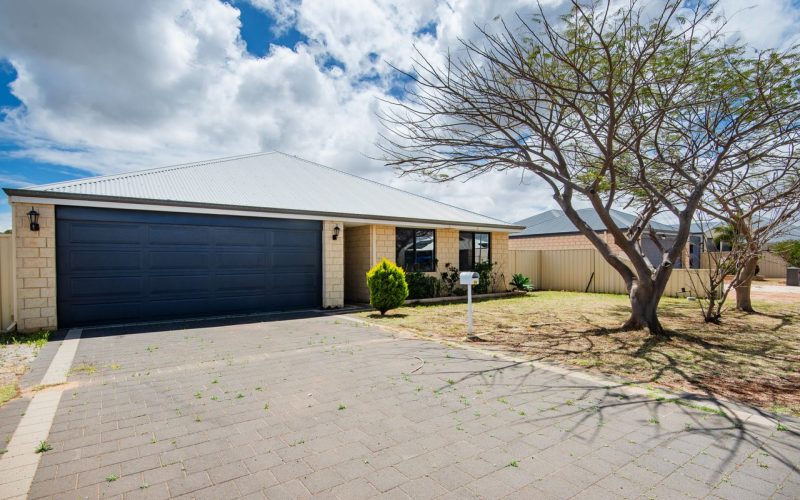 Space, Comfort & Potential on a Generous 800sqm Block!