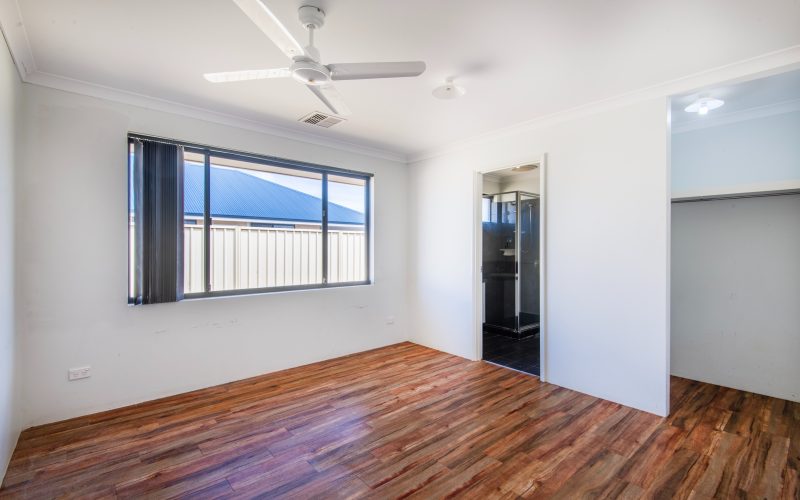 Space, Comfort & Potential on a Generous 800sqm Block!
