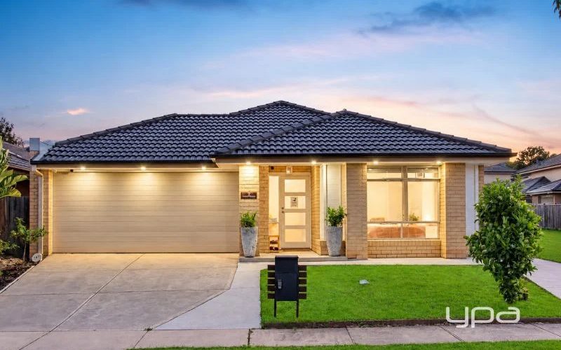 Freshly Renovated Family Living in the Prestigious Sanctuary Lakes Estate!!
