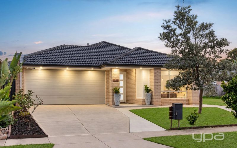 Freshly Renovated Family Living in the Prestigious Sanctuary Lakes Estate!!