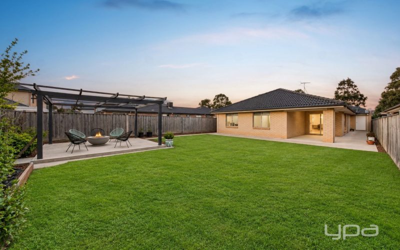 Freshly Renovated Family Living in the Prestigious Sanctuary Lakes Estate!!