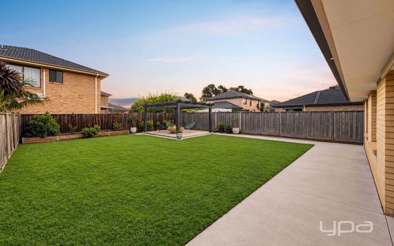 Freshly Renovated Family Living in the Prestigious Sanctuary Lakes Estate!!