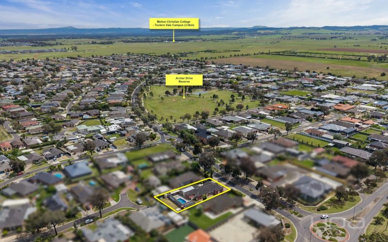 THE ULTIMATE FAMILY ENTERTAINER ON 1,015m²(approx.)