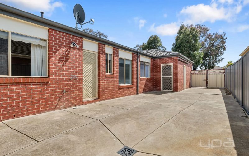 THE ULTIMATE FAMILY ENTERTAINER ON 1,015m²(approx.)
