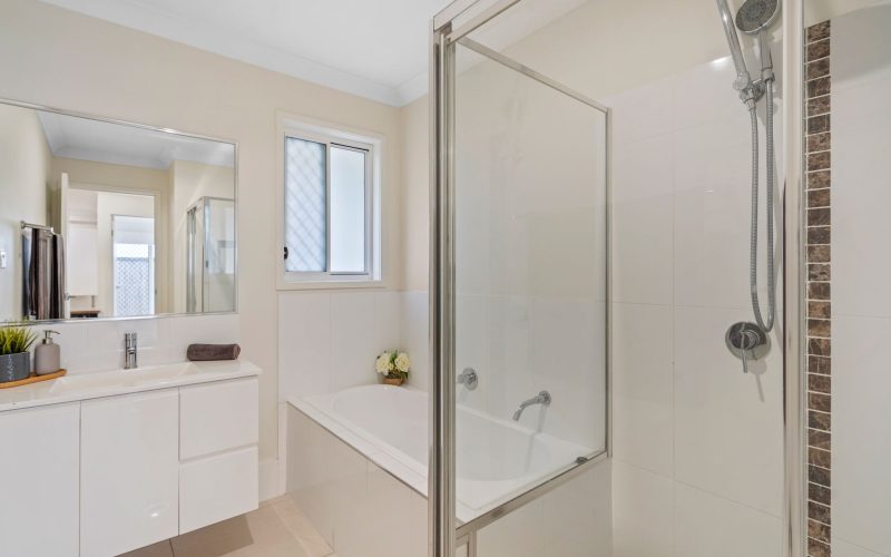 Modern, Low-Maintenance Living in a Convenient Holmview Location