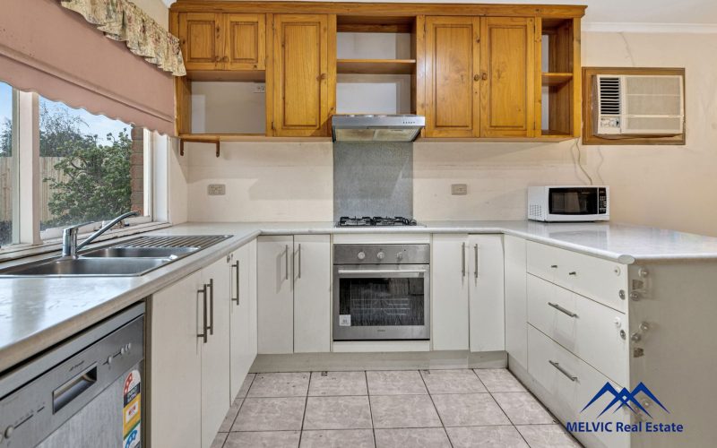 Prime Cranbourne West Opportunity on 698sqm – Perfect for Families or Investors!!
