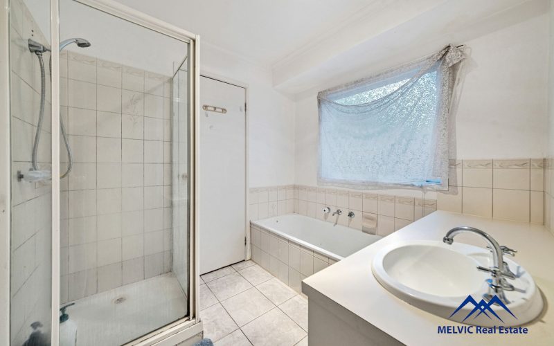Prime Cranbourne West Opportunity on 698sqm – Perfect for Families or Investors!!