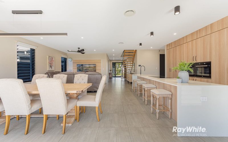 A Luxurious & Grand Architectural Family Home Without Compromise