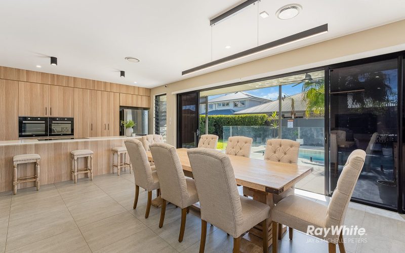 A Luxurious & Grand Architectural Family Home Without Compromise