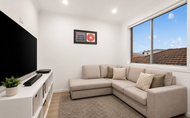 Contemporary Living in a Prime Oak Flats Location