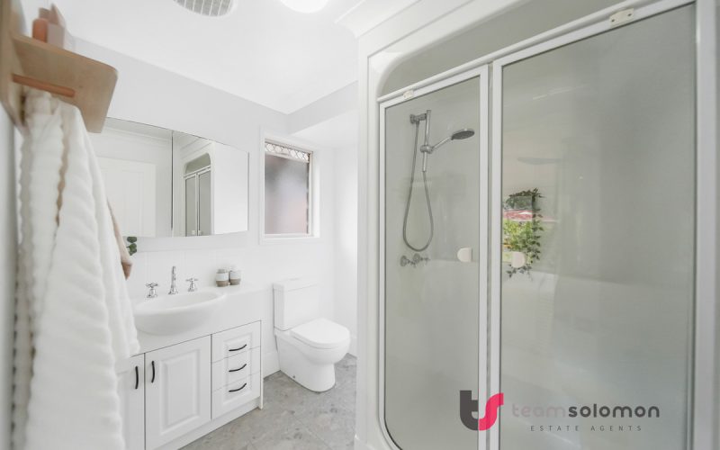 Spacious Family Living in the Prestigious Ormiston College Precinct