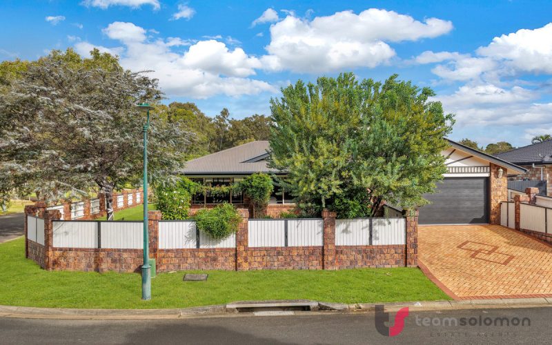 Spacious Family Living in the Prestigious Ormiston College Precinct