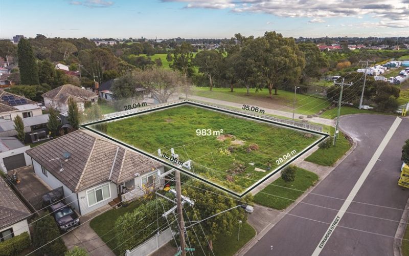PRIME RESIDENTIAL LANDHOLDING WITH PLANNING APPROVAL FOR 5 TOWNHOUSES