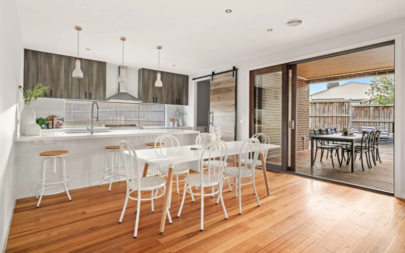 17 Royaloak Crescent, Cranbourne East