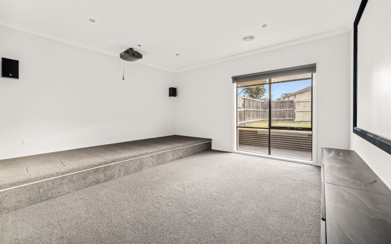 17 Royaloak Crescent, Cranbourne East