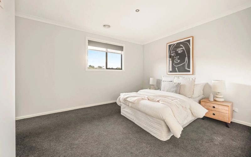 17 Royaloak Crescent, Cranbourne East