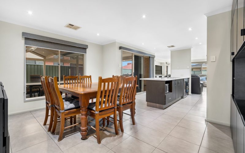 SPACIOUS STYLISH 3 BEDROOM FAMILY HOME!!