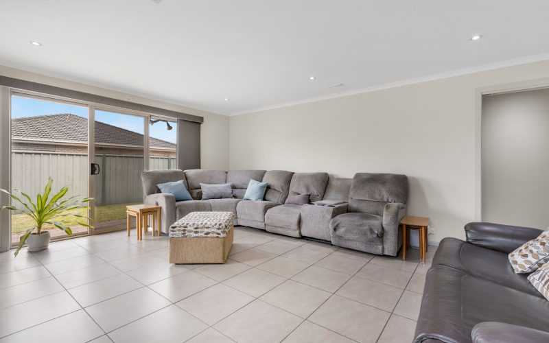 SPACIOUS STYLISH 3 BEDROOM FAMILY HOME!!