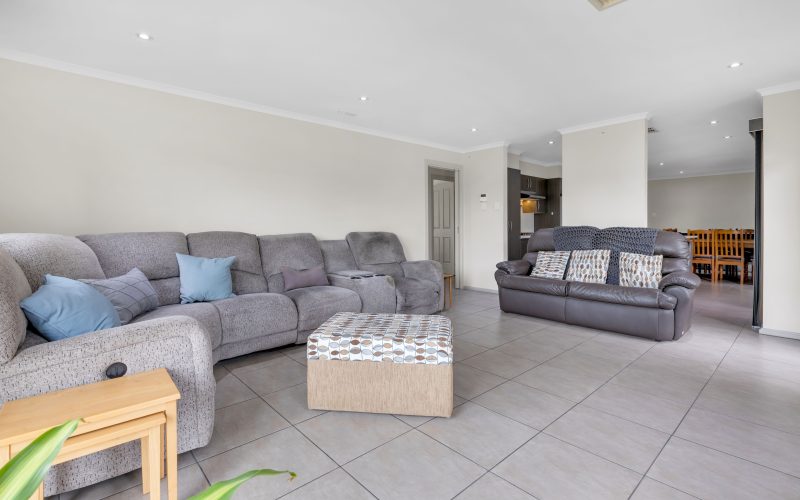 SPACIOUS STYLISH 3 BEDROOM FAMILY HOME!!