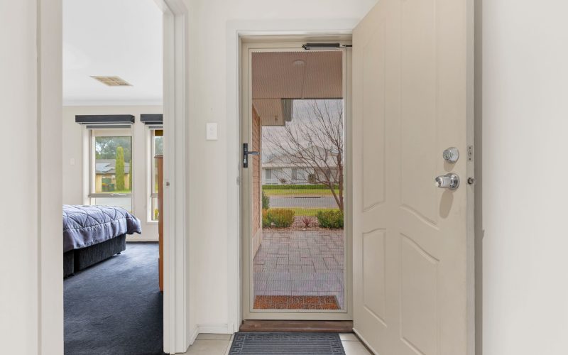 SPACIOUS STYLISH 3 BEDROOM FAMILY HOME!!