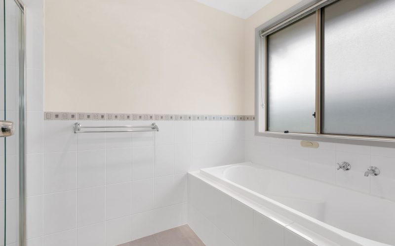 SPACIOUS STYLISH 3 BEDROOM FAMILY HOME!!