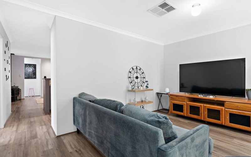 Well-Maintained Family Home With Spacious Interiors And Outdoor Entertaining