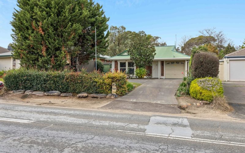 Charming Villa with 4 Sheds!
