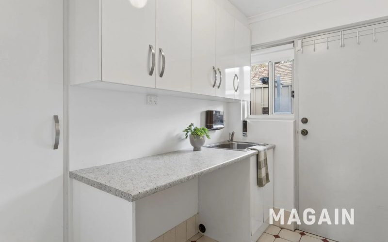 Charming Villa with 4 Sheds!