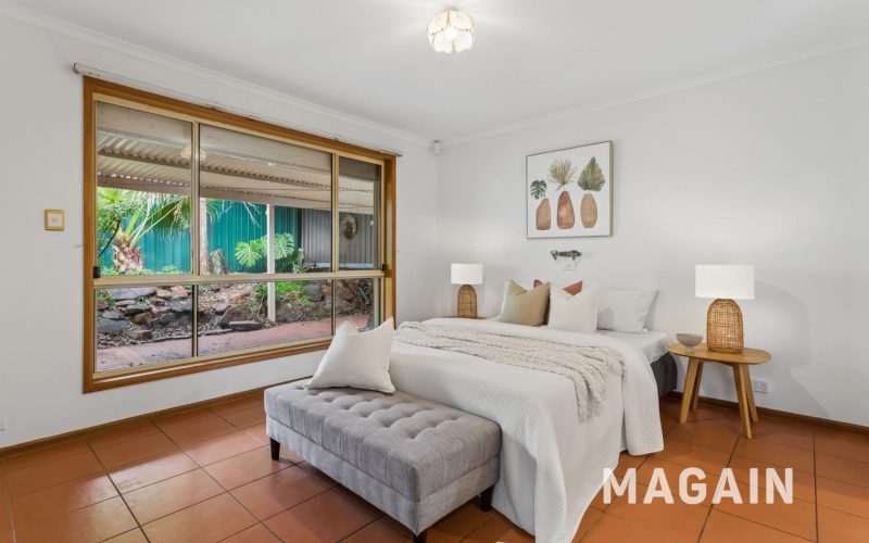 Charming Villa with 4 Sheds!