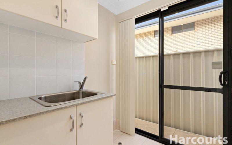 Fabulous Coastal Townhouse - 150m to Town Beach