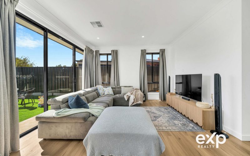 🏡 Contemporary Comfort & Low-Maintenance Living in a Near-New Home