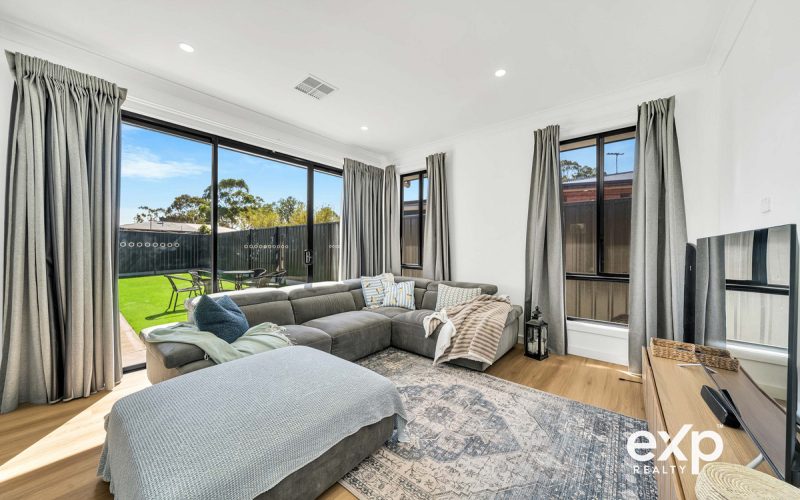 🏡 Contemporary Comfort & Low-Maintenance Living in a Near-New Home