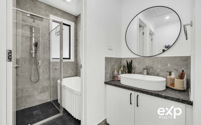 🏡 Contemporary Comfort & Low-Maintenance Living in a Near-New Home