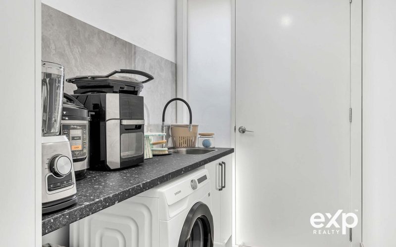 🏡 Contemporary Comfort & Low-Maintenance Living in a Near-New Home