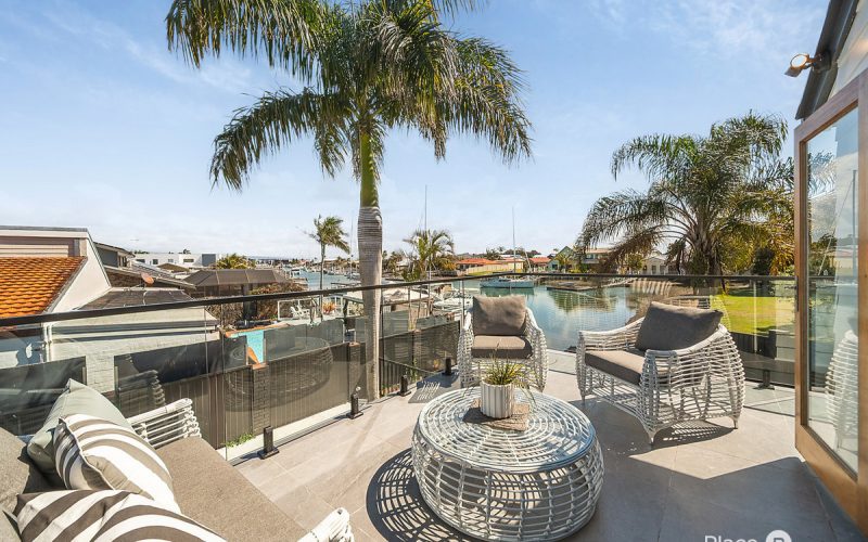 Renovated Luxury in Newport's Exclusive High Mast Canals