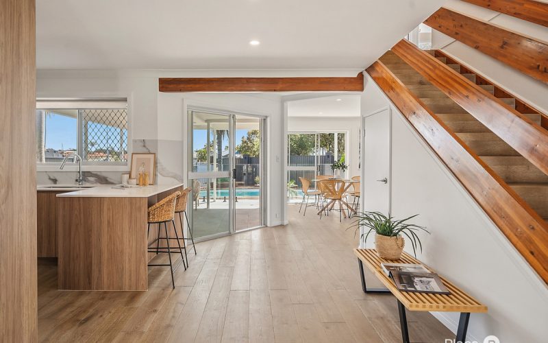 Renovated Luxury in Newport's Exclusive High Mast Canals
