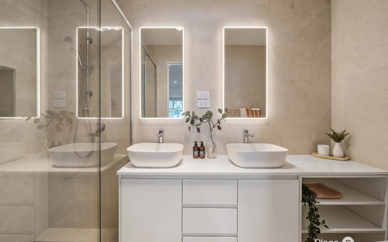 Renovated Luxury in Newport's Exclusive High Mast Canals