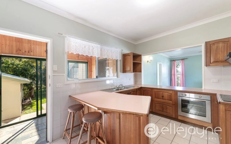 DOUBLE-STOREY HOME WITH LAKE VIEWS ON 1533M2 BLOCK – MORISSET PARK