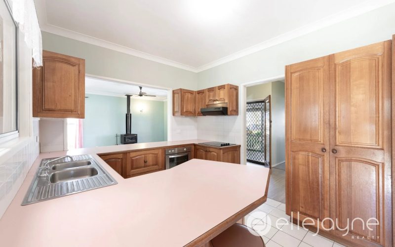 DOUBLE-STOREY HOME WITH LAKE VIEWS ON 1533M2 BLOCK – MORISSET PARK