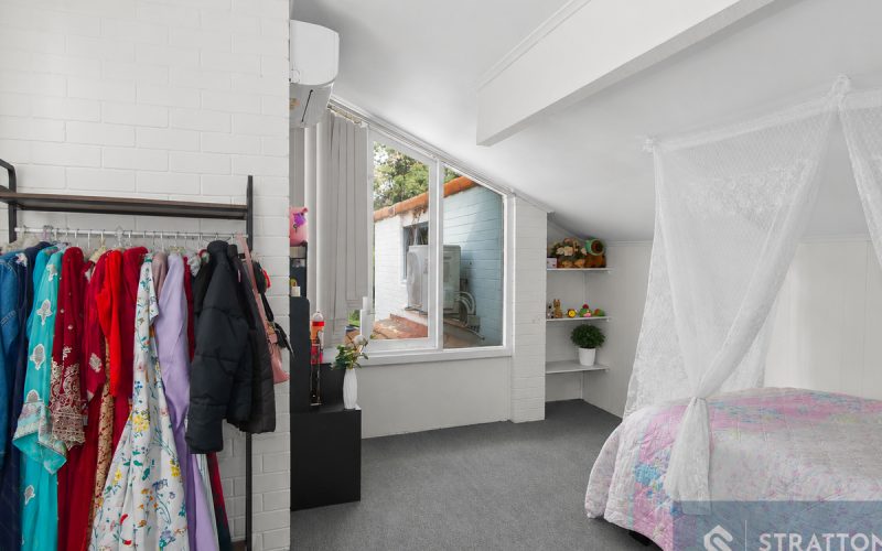Spacious Two-Storey Family Home on 814sqm - Wide Frontage & R20 Zoning!