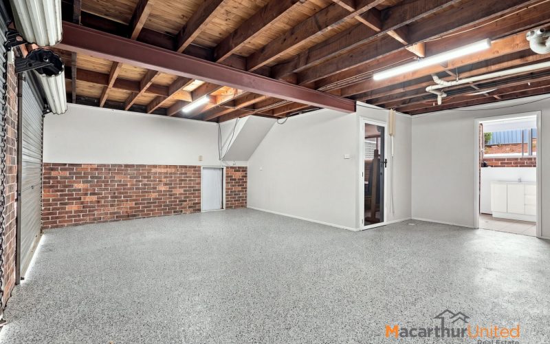 !Luxury Living In The Heart Of Bradbury!