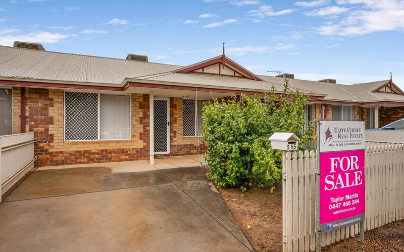 FURNISHED, LOW-MAINTENANCE INVESTMENT