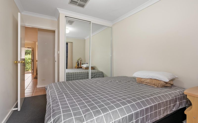FURNISHED, LOW-MAINTENANCE INVESTMENT