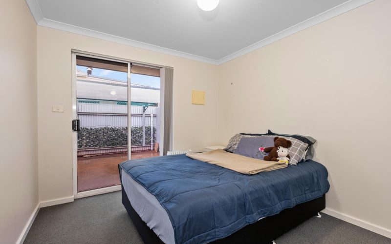 FURNISHED, LOW-MAINTENANCE INVESTMENT