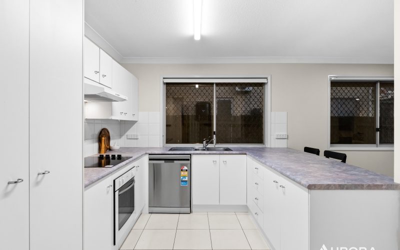 17/10 Lawrence Close, Robertson QLD 4109