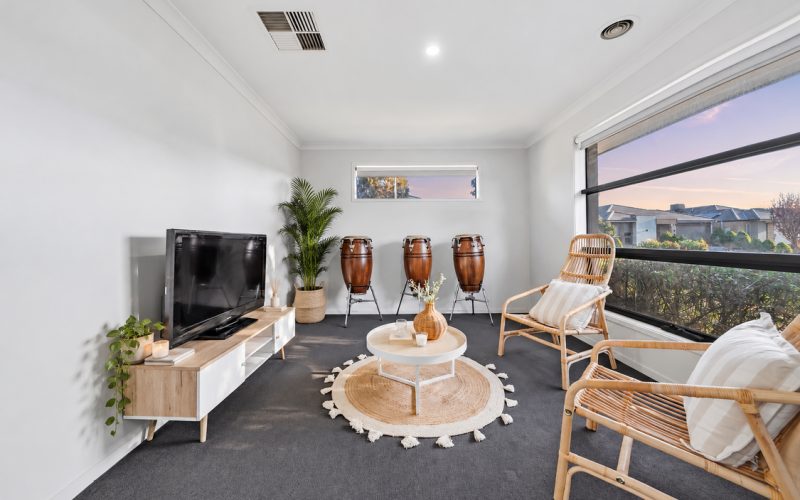 Spacious Family Living in an Established Cranbourne West Community With Investment Appeal