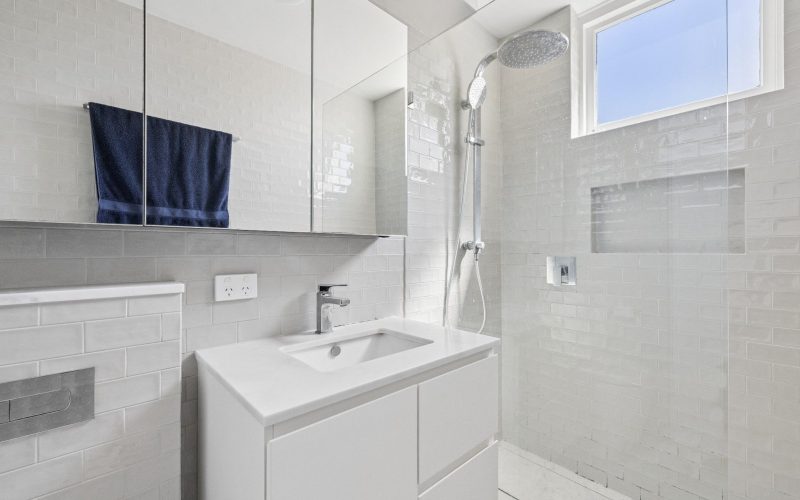 Refreshed, Contemporary Apartment Capturing Harbour Bridge, Opera House and City Skyline Views.
