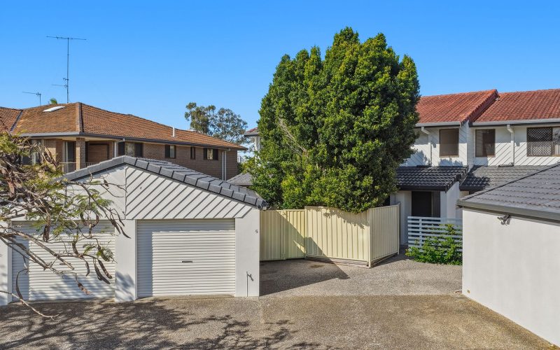 Renovated Waterfront Living In The Heart Of Burleigh Waters