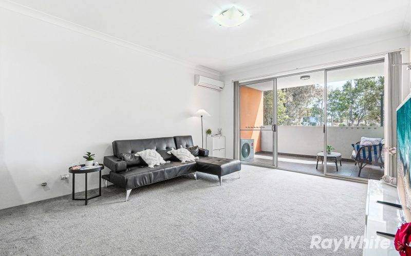 Spacious Full-Brick Apartment with Reserve Outlook in a Prime Location